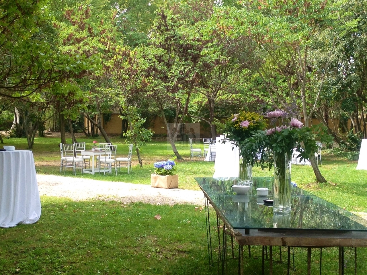 Jardines cercanos al comedor acristalado